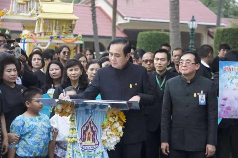 นายกรัฐมนตรี เขียนการ์ดอวยพร 'ขอให้คนไทยภูมิใจในวัฒนธรรม' วธ.จัดรณรงค์สืบสานประเพณีสงกรานต์ เผย ครม. รับทราบแนวทาง-มาตรการรณรงค์ “สงกรานต์แบบไทย ใช้น้ำอย่างรู้คุณค่า ทุกชีวาปลอดภัย”