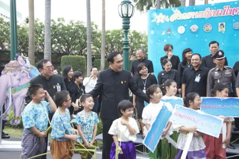 นายกรัฐมนตรี เขียนการ์ดอวยพร 'ขอให้คนไทยภูมิใจในวัฒนธรรม' วธ.จัดรณรงค์สืบสานประเพณีสงกรานต์ เผย ครม. รับทราบแนวทาง-มาตรการรณรงค์ “สงกรานต์แบบไทย ใช้น้ำอย่างรู้คุณค่า ทุกชีวาปลอดภัย”