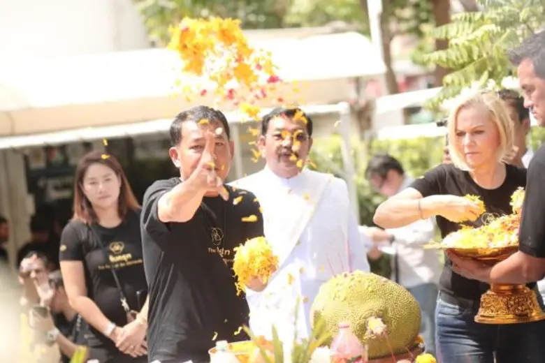 โอริเว่อร์ จัดหนัก!!! ส่ง ซี-ยุ้ย-เอส-แพรว นำทีมบวงสรวงละครฟอร์มยักษ์ “เล็บครุฑ”