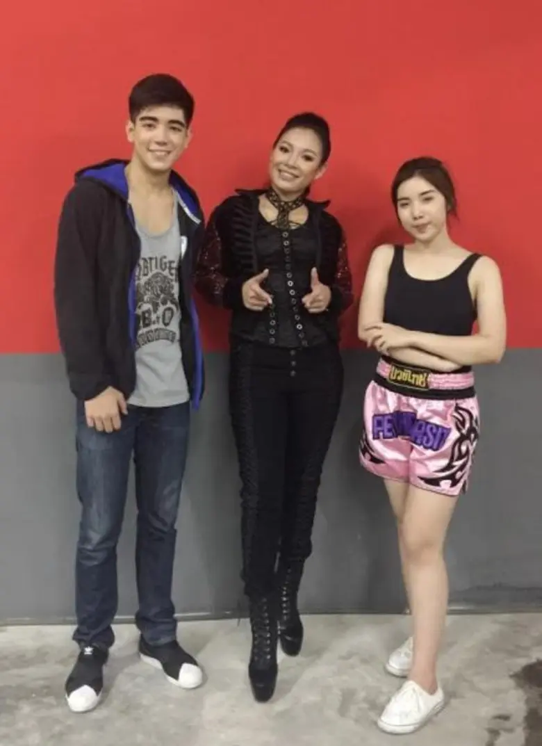 เป็นสาวร็อกอารมณ์ดี ที่มีผลงานเพลงฮิตมามา...