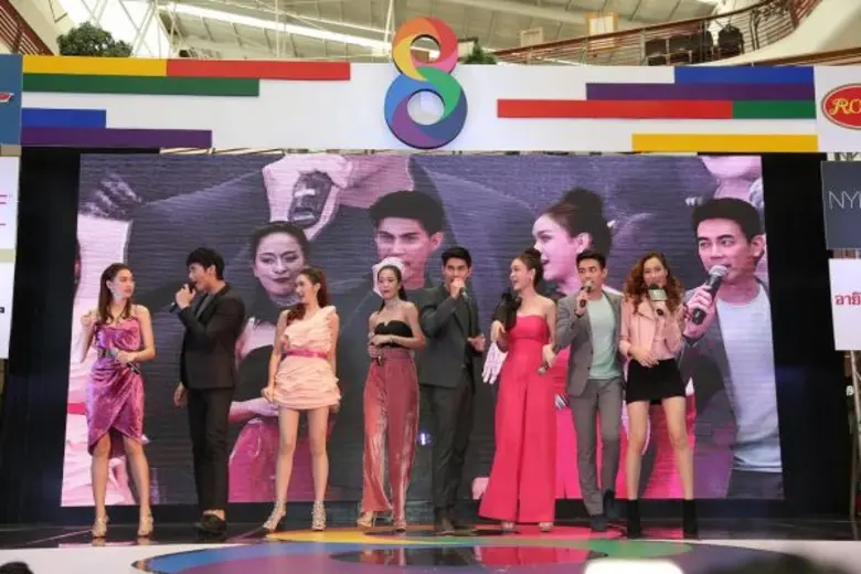 “ช่อง 8 พบเพื่อน เฟสติวัล ลำปาง” ม่วนหลาย “จ๊ะ อาร์สยาม” เซ็กซี่ ชุดใหญ่ ไฟกระพริบ