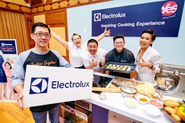 นายสุทธิ มโนกิจจรูญมั่น (ที่ 1 จากซ้าย), ...