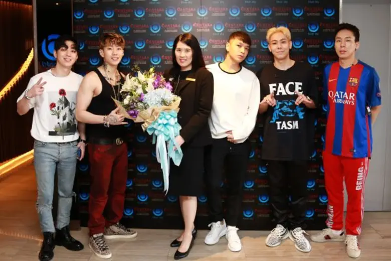 ประดับพร ฉันทวรลักษณ์ (คนที่ 3 จากซ้าย) ผ...