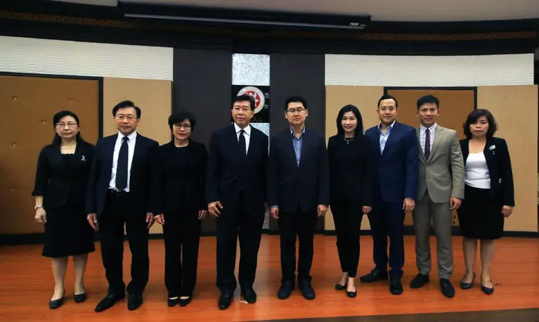 ดร.วรพล โสคติยานุรักษ์ (ที่ 4 จากขวา) สมา...