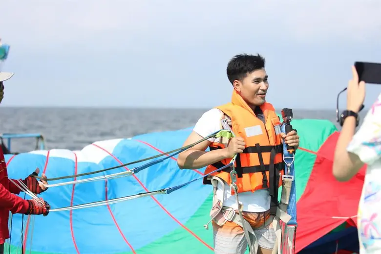 อสมท เปลี่ยนลุคส์ผู้ประกาศกว่า 30 ชีวิต ถ่ายทำมิวสิควีดีโอ “สาดความสุข 2017” เพื่อผู้ชม