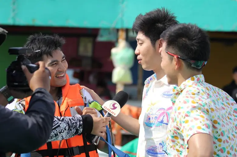 อสมท เปลี่ยนลุคส์ผู้ประกาศกว่า 30 ชีวิต ถ่ายทำมิวสิควีดีโอ “สาดความสุข 2017” เพื่อผู้ชม