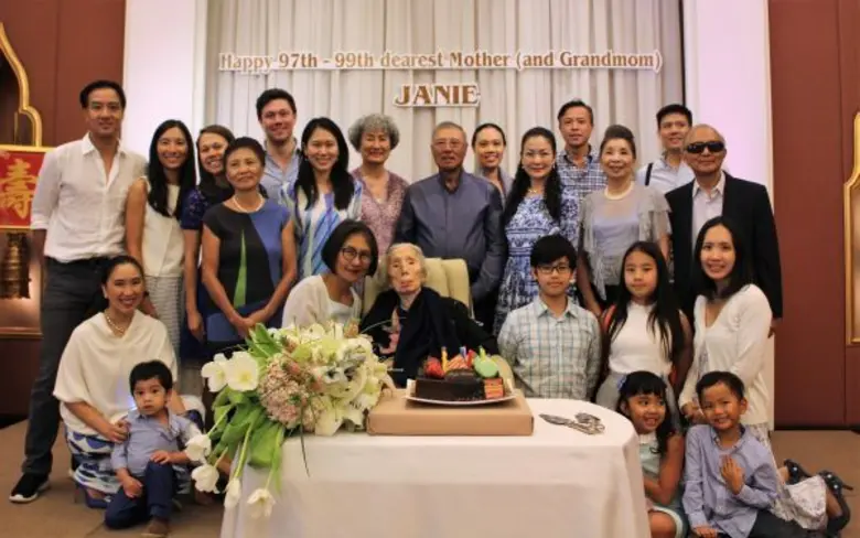 ครอบครัวศรีเฟื่องฟุ้ง จัดงานฉลองวันคล้ายว...