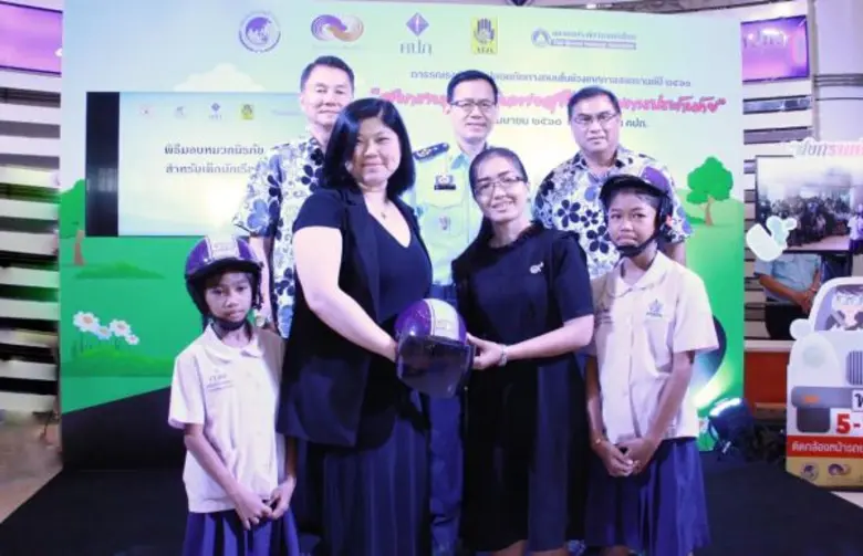 คุณนฤมล เจียรานุราช (ที่ 2 จากซ้าย) ผู้ช่...