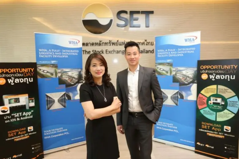 นางสาวจรีพร จารุกรสกุล (ซ้าย) ประธานเจ้าห...