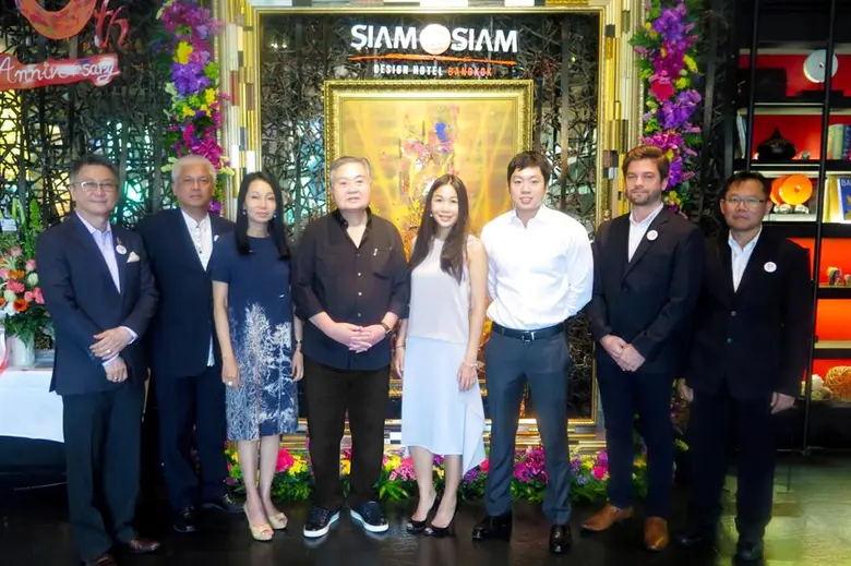 พรพินิจ พรประภา (ที่4 จากซ้าย) กรรมการผู้...