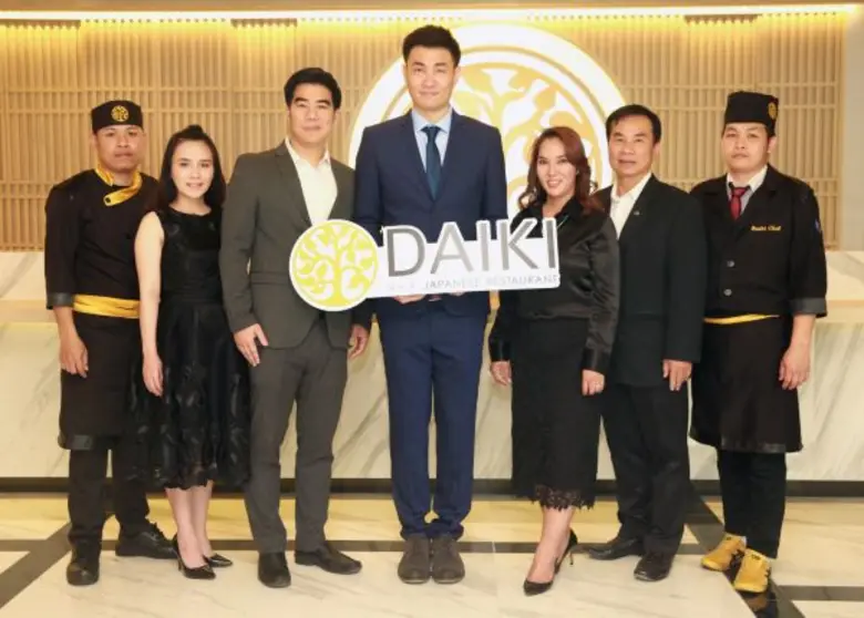 นพ.ชาติชาย พฤกษาพงษ์ (ที่ 3 จากซ้าย) จัดง...