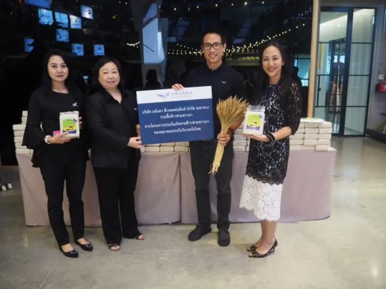 คุณชานนท์ เรืองกฤตยา (ที่ 2 จากขวา) ประธา...