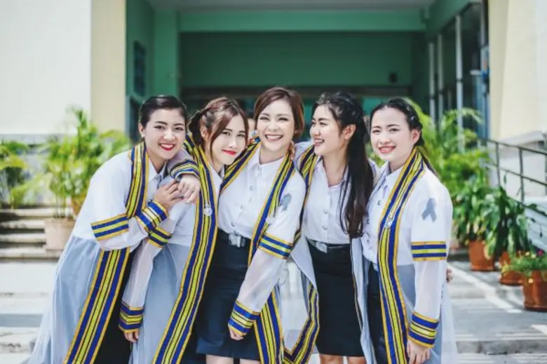 คลิป "เอาปริญญามาฝากยายสไตล์พลอยธีรดา" ได...