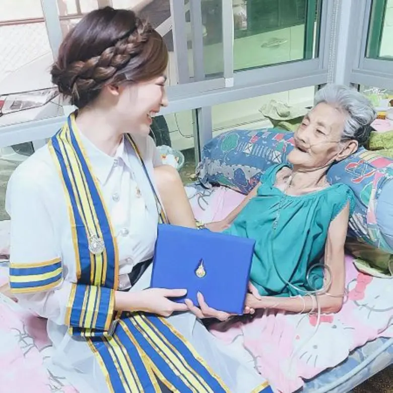 คลิปบัณฑิตป้ายแดง เน็ตไอดอลเอาปริญญามาฝากยายสไตล์พลอยธีรดา