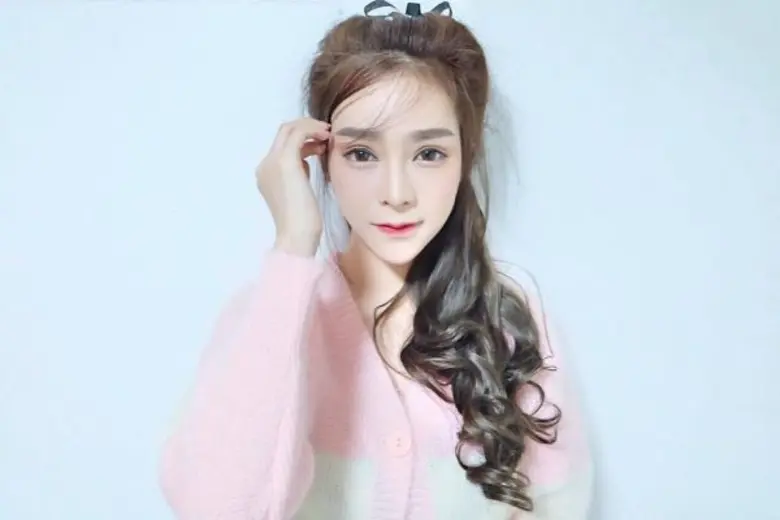 คลิปบัณฑิตป้ายแดง เน็ตไอดอลเอาปริญญามาฝากยายสไตล์พลอยธีรดา