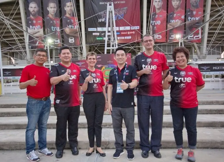 นายขจร เจียรวนนท์ (ที่ 3 จากขวา) ประธานสโ...