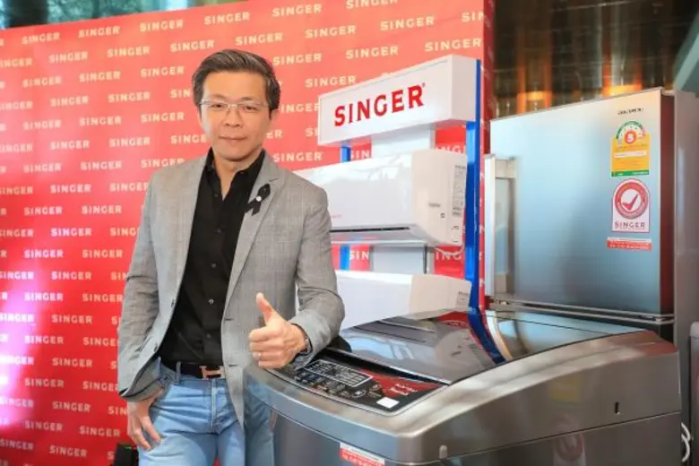 คุณกิตติพงศ์ กนกวิไลรัตน์ (กลาง) กรรมการแ...