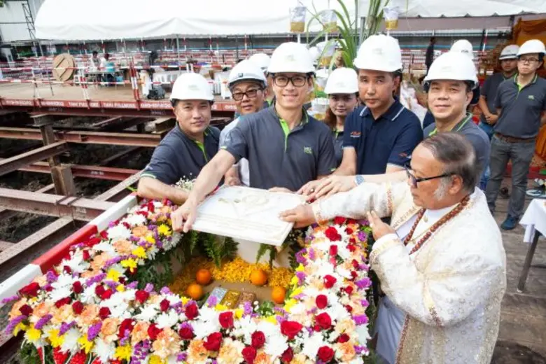 คุณชานนท์ เรืองกฤตยา ( คนกลาง ) ประธานเจ้...