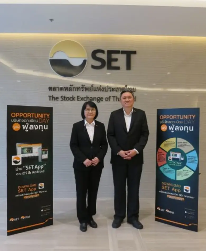 นางนลินี งามเศรษฐมาศ (ซ้าย) ประธานเจ้าหน้...