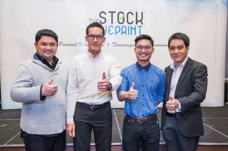 หยง ธำรงชัย เอกอมรวงศ์ (คนแรกซ้ายมือ) เทร...