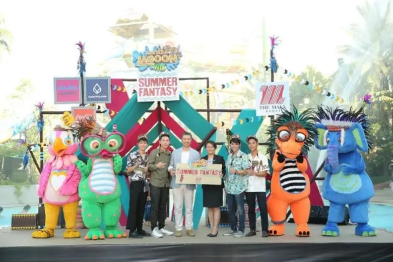 นนทร์ เฟย ปลาย และปังปอนด์ 4 ดาราวัยรุ่นยกทัพความสนุกบุกสวนน้ำแฟนตาเซีย ลากูน ในงาน Summer Fantasy ที่ เดอะมอลล์ โคราช