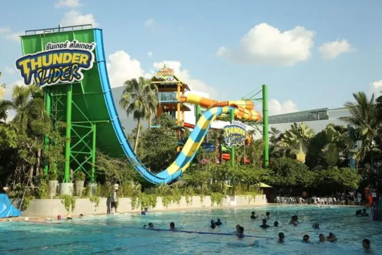 นนทร์ เฟย ปลาย และปังปอนด์ 4 ดาราวัยรุ่นยกทัพความสนุกบุกสวนน้ำแฟนตาเซีย ลากูน ในงาน Summer Fantasy ที่ เดอะมอลล์ โคราช