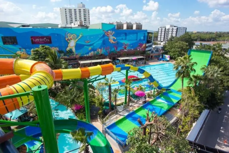 นนทร์ เฟย ปลาย และปังปอนด์ 4 ดาราวัยรุ่นยกทัพความสนุกบุกสวนน้ำแฟนตาเซีย ลากูน ในงาน Summer Fantasy ที่ เดอะมอลล์ โคราช