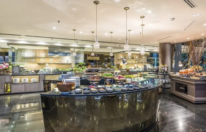 เชฟแอนดูรว์ บราวน์ เชฟใหญ่ของโรงแรมชาเทรี...