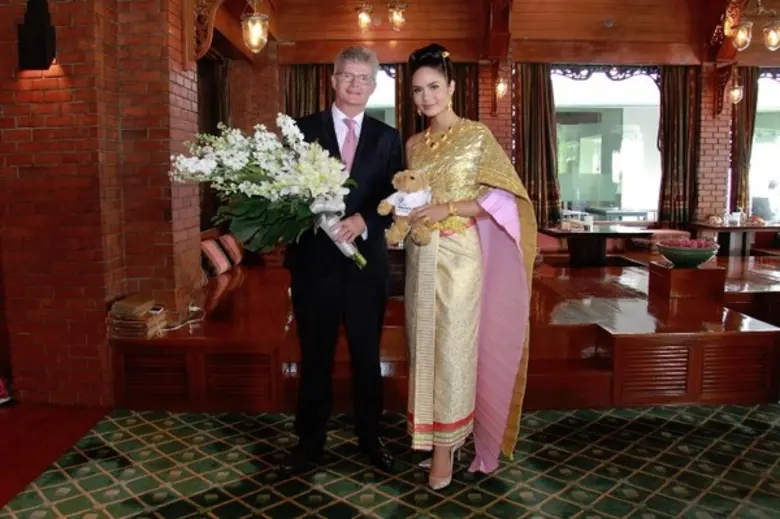 ไมเคิล ชลูเตอร์ (ซ้าย) ผู้จัดการทั่วไปโรง...