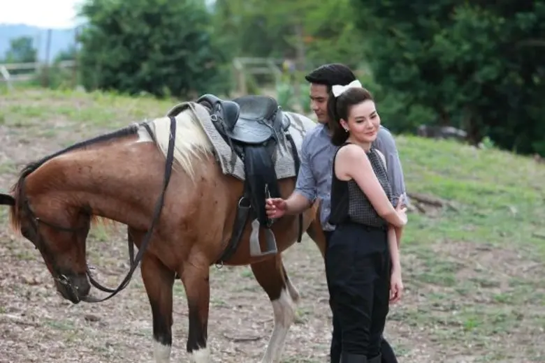 ดิว – อริสรา เปลี่ยนคาแรคเตอร์ นิ่งสงบ สยบทุกความเคลื่อนไหว ใน “ตะวันยอแสง”