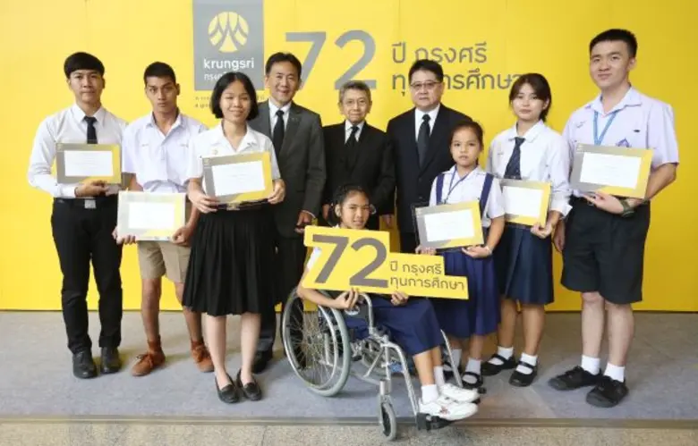 นายวีระพันธุ์ ทีปสุวรรณ (ยืนกลาง) ประธานก...