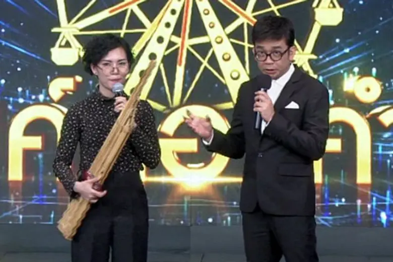 สุดทึ่ง!!! ครูสาวฮิปสเตอร์เป่าแคนโชว์กลางเวที “ไมค์ทองคำ6” หวังอนุรักษ์วัฒนธรรมอีสาน