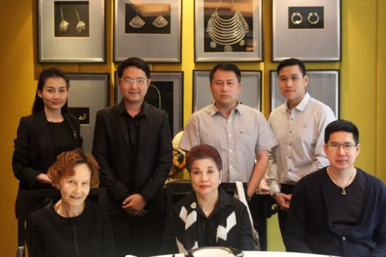 ม.ร.ว.พร้อมฉัตร สวัสดิวัตน์ (นั่งกลาง) ปร...