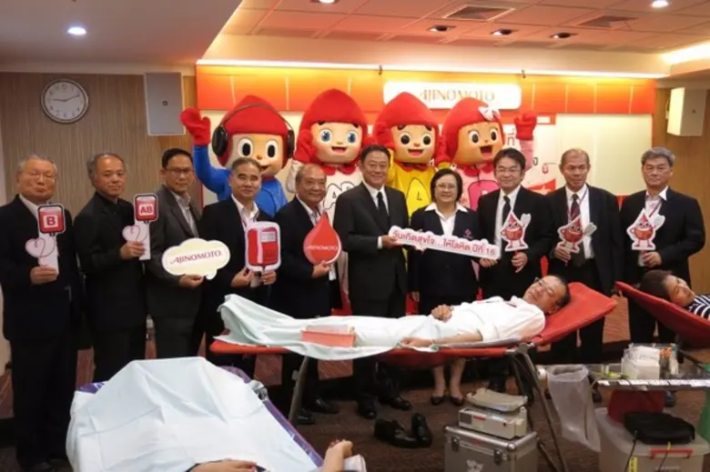 มร.คะโอะรุ คุระชิมะ (ที่ 6 จากซ้าย) กรรมก...