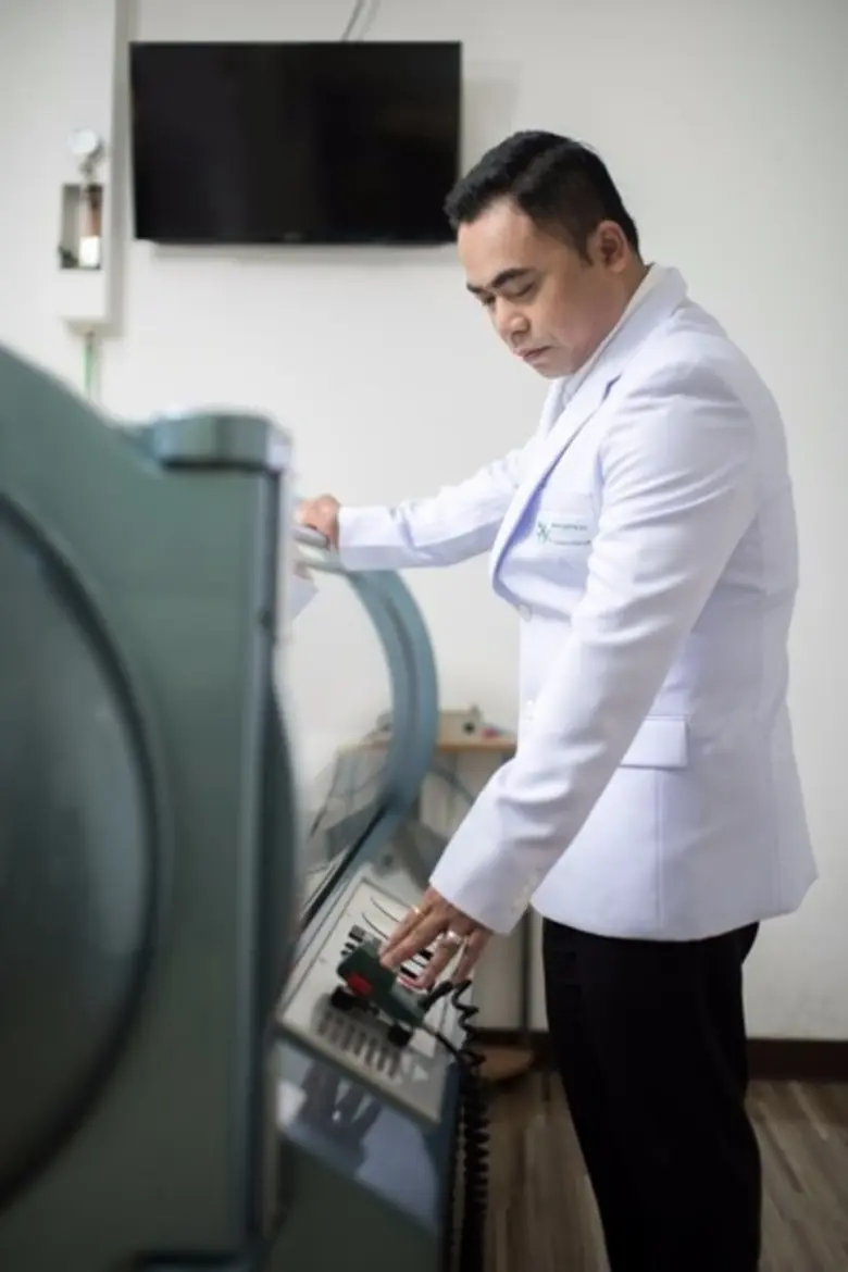 การบำบัดด้วยออกซิเจนความดันสูง HBOT ในห้อ...