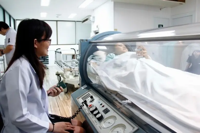 การบำบัดด้วยออกซิเจนความดันสูง HBOT ในห้องปรับบรรยากาศChamber