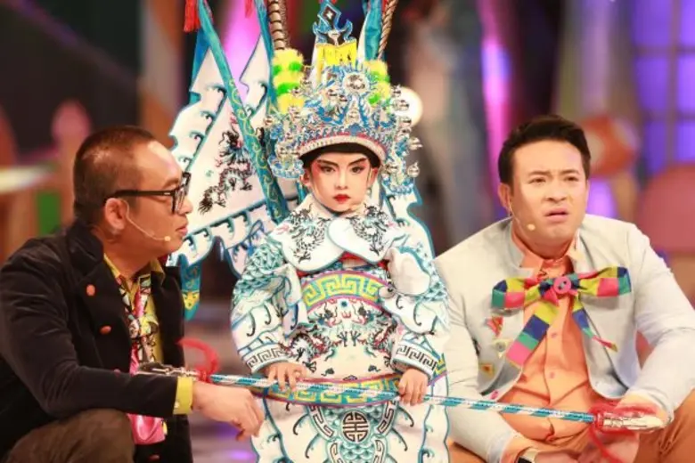 “ตุ้ย เกียรติกมล” หลงเสน่ห์ลิเกตัวน้อย “น้องโนเกีย-น้องรันย่า” โชว์ลีลาอ่อนช้อย