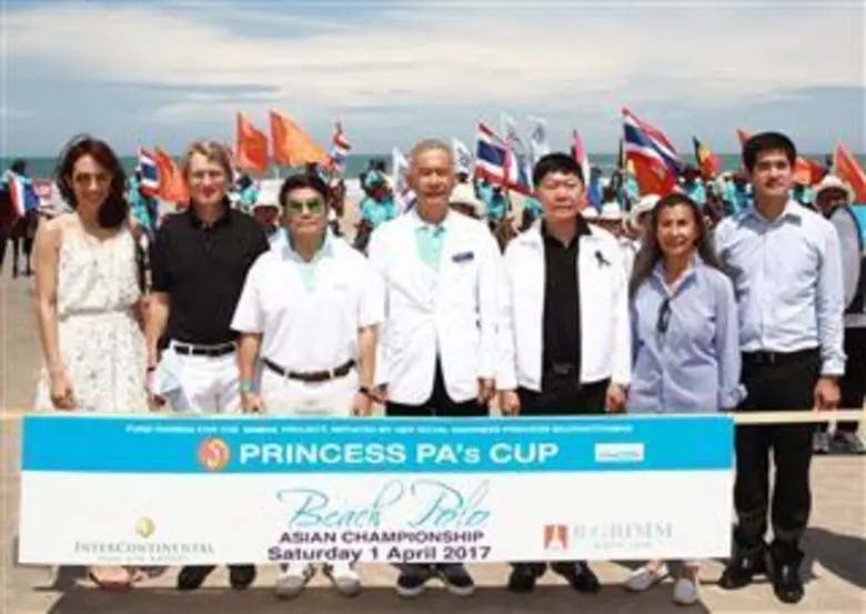 สุวัจน์ ลิปตพัลลภ (กลาง) ประธานที่ปรึกษาก...