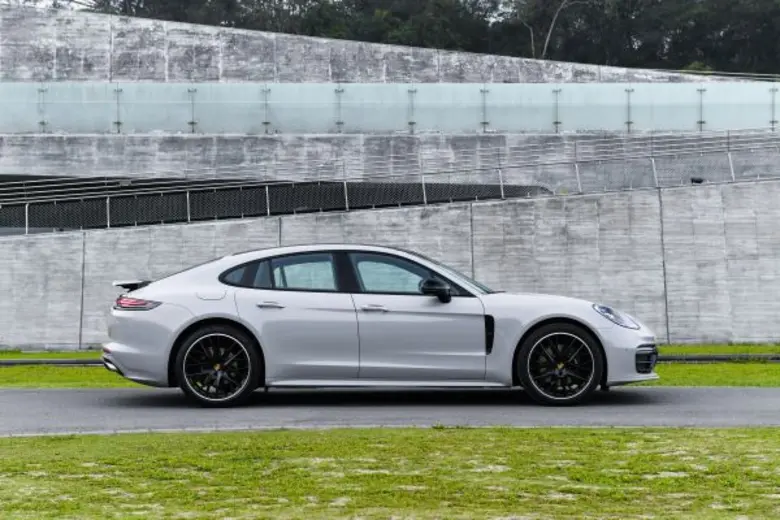 พานาเมร่า (Panamera)  Two Trails Media Drive showcases ส่วนผสมสุดสมบูรณ์แบบของสมรรรถนะและความหรูหรา