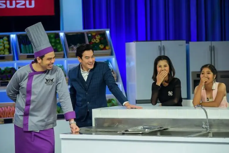 ทีวีไกด์: รายการ “เชฟกระทะเหล็ก กับโรงเรียนกระทะเหล็ก” (Cooking with Iron Chef) “3 เชฟกระทะเหล็ก” เปิด “3 วัตถุดิบระดับพรีเมี่ยม” โชว์เนรมิตเมนูสุดอลังการ...รับวันหยุด!