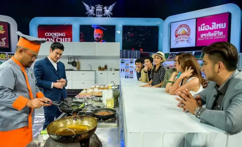 ทีวีไกด์: รายการ “เชฟกระทะเหล็ก กับโรงเรียนกระทะเหล็ก” (Cooking with Iron Chef) “3 เชฟกระทะเหล็ก” เปิด “3 วัตถุดิบระดับพรีเมี่ยม” โชว์เนรมิตเมนูสุดอลังการ...รับวันหยุด!