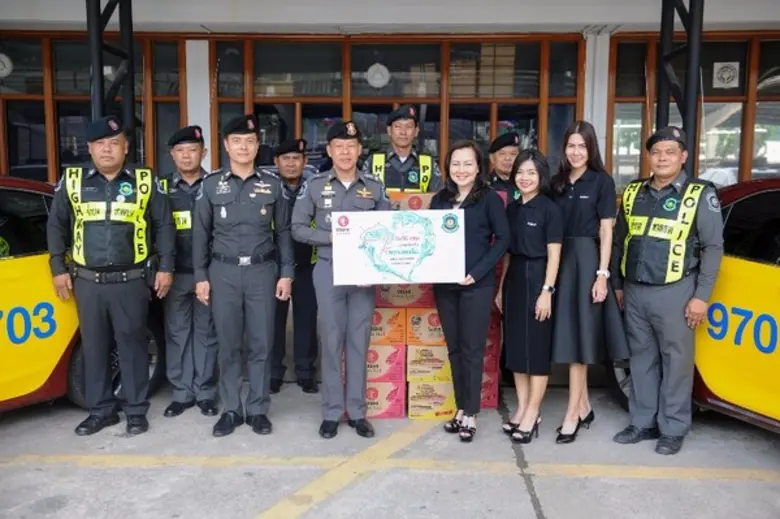 มนต์ฤดี อัครราช (ที่ 4 จากขวา) ผู้อำนวยกา...