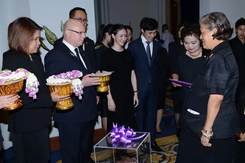 มร. เดวิด คัมมิ่ง (สองจากซ้าย) รองประธานก...