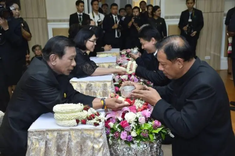 พลเอก ฉัตรชัย สาริกัลยะ รัฐมนตรีว่าการกระ...