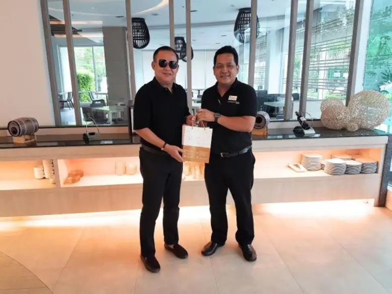 นายชัยยุทธ อุตรคำ (ขวา) ผู้จัดการทั่วไป โ...