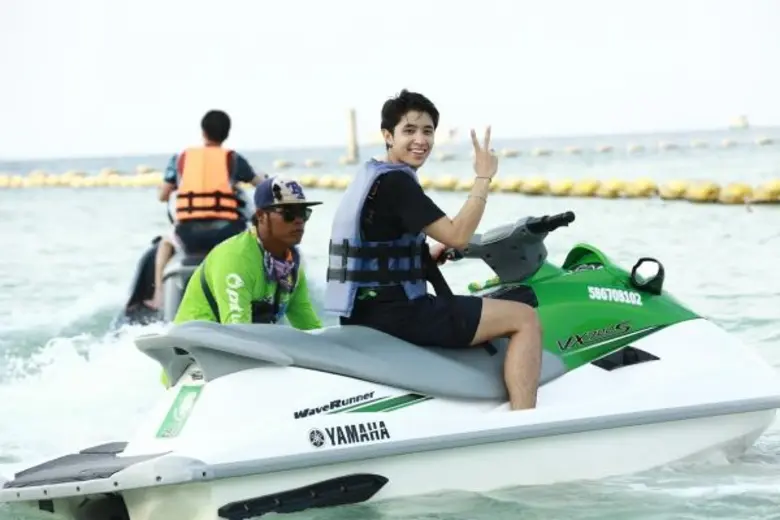 “ปังปอนด์” ซิ่งเจ็ทสกี้ สุดมันส์ ไปกับ “แก๊งโตแล้ว” ที่ เกาะล้าน