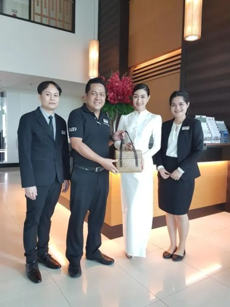 คุณชัยยุทธ อุตรคำ (ที่ 2 จากซ้าย) ผู้จัดก...