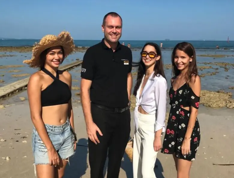 มร.โทมัส ไฮน์ (คนที่ 2 จากซ้าย) ผู้จัดการ...