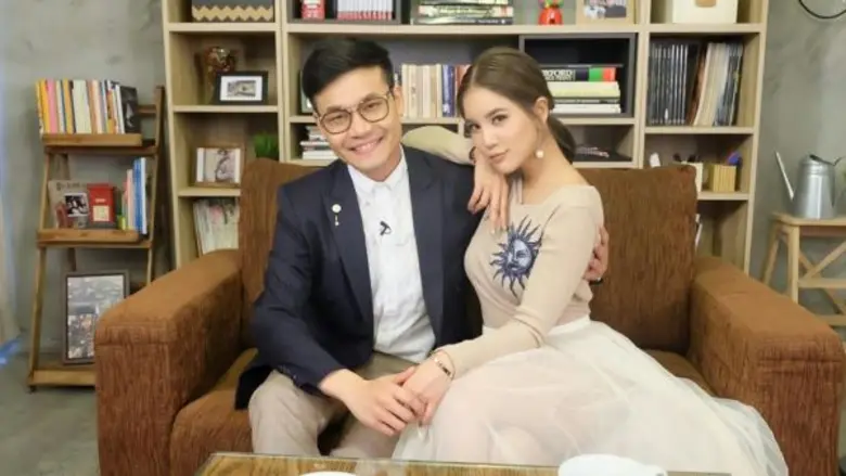 ทีวีไกด์: รายการ “Loukgolf's English Room” “ก้อย รัชวิน” เผยจุดเริ่มต้นความสัมพันธ์กับร็อคสตาร์เมืองไทย ติดตามได้ ใน “Loukgolf's English Room” อาทิตย์นี้