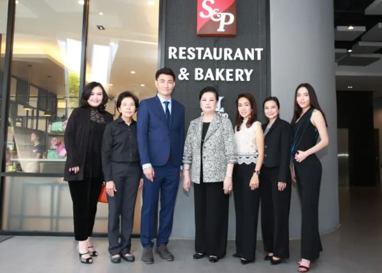 ภัทรา ศิลาอ่อน (คนกลาง) ประธานกรรมการ พร้...